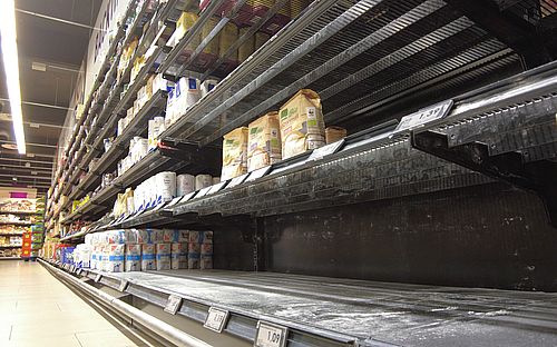 На снимке почти пустая полка для муки в супермаркете в Бонне, Германия, 16 марта 2022 года. REUTERS/Erol Dogrudogan